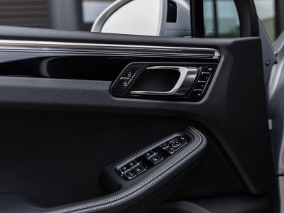 2025 Porsche Macan AWD