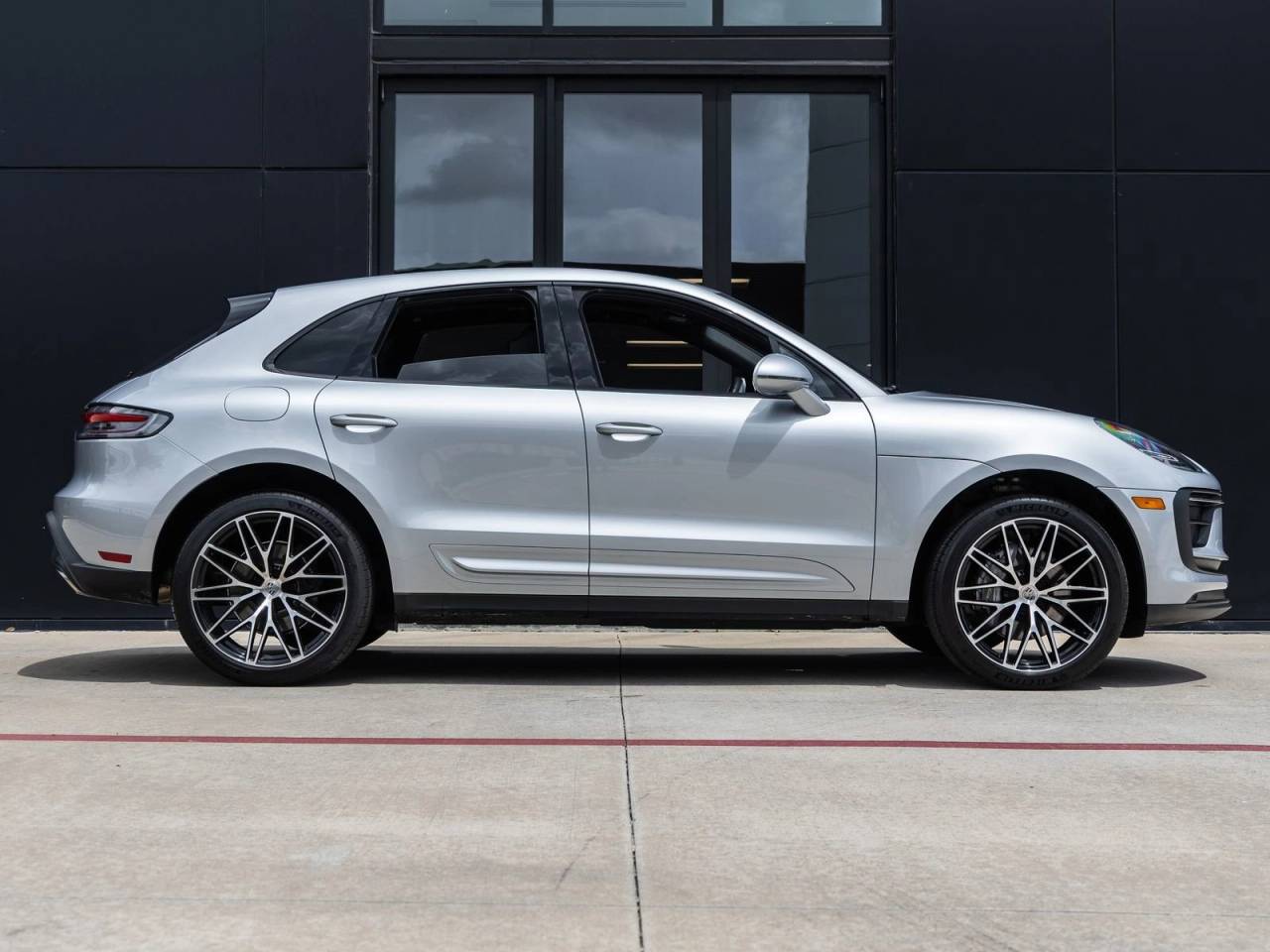 2025 Porsche Macan AWD
