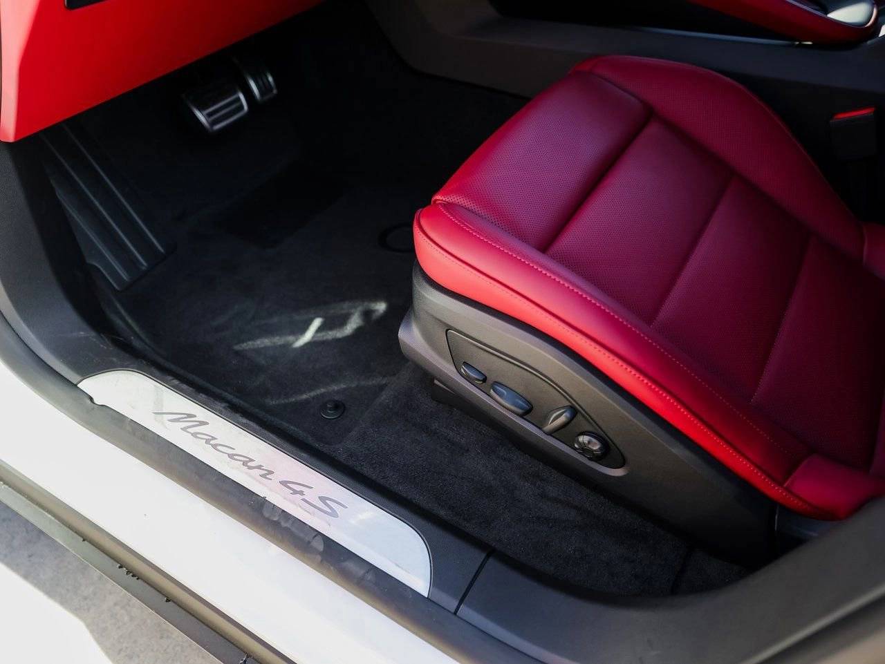 2025 Porsche Macan 4S Electric