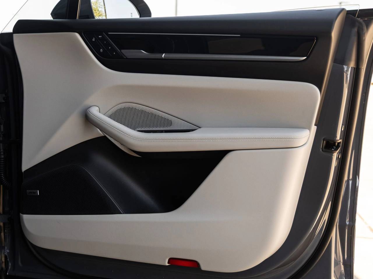 2025 Porsche Macan 4S Electric