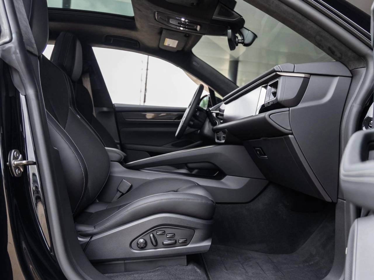 2025 Porsche Macan Turbo Electric