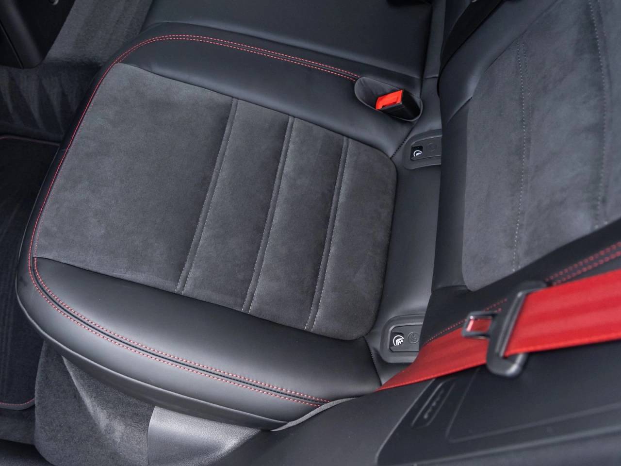 2026 Porsche Macan Macan GTS