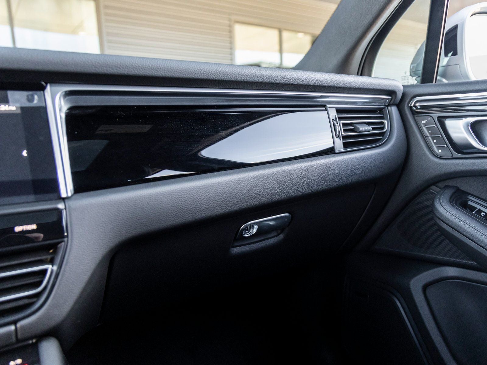 2025 Porsche Macan S