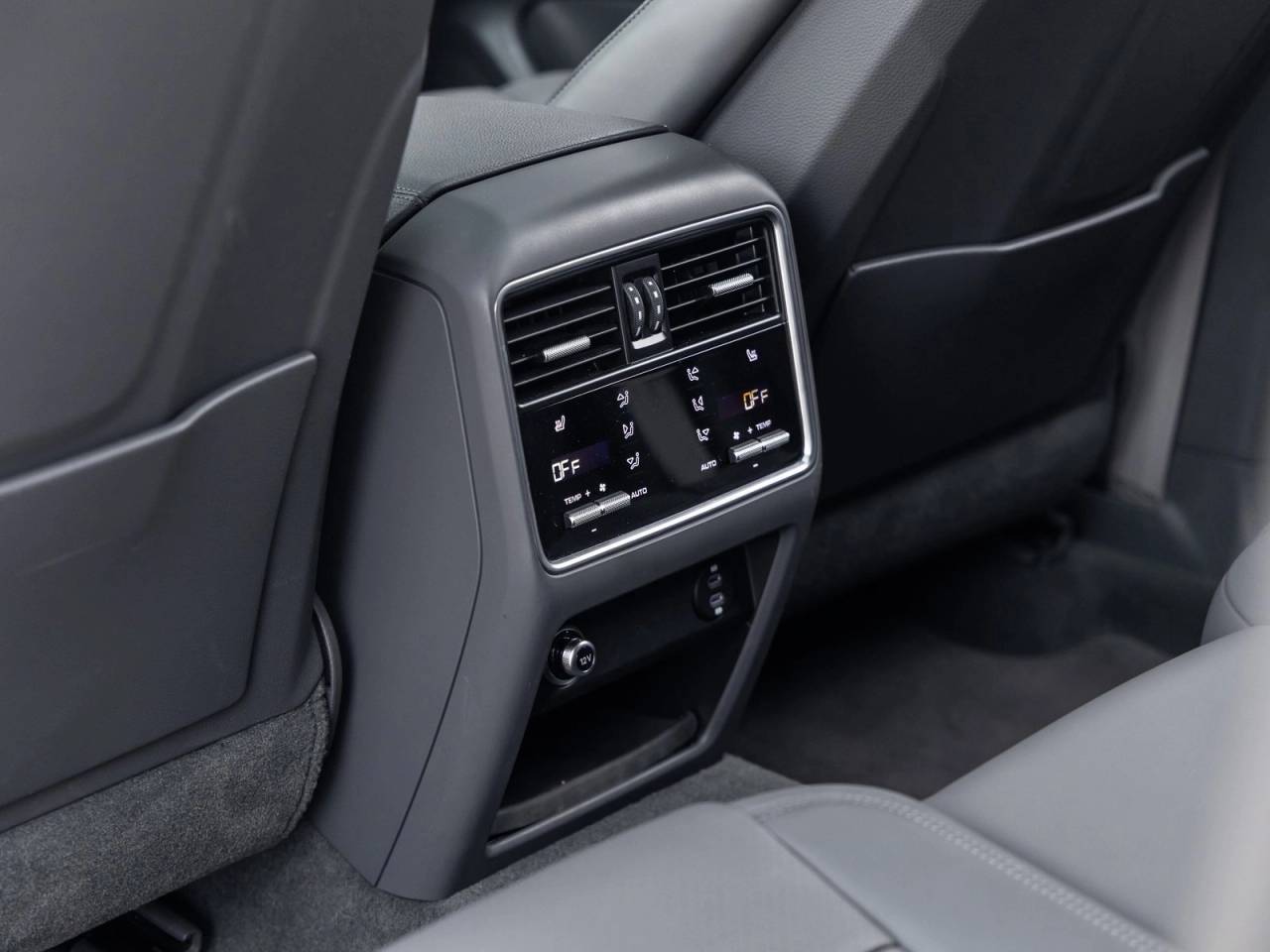 2022 Porsche Cayenne Coupe Cayenne Coupe Platinum Edition