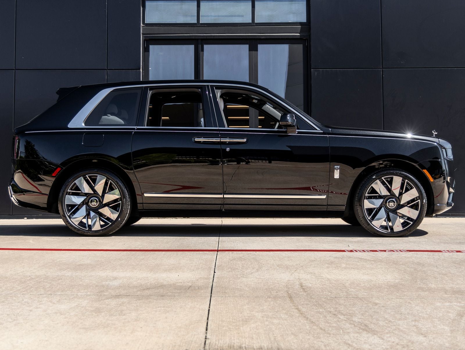 2027 Rolls-Royce Cullinan Base