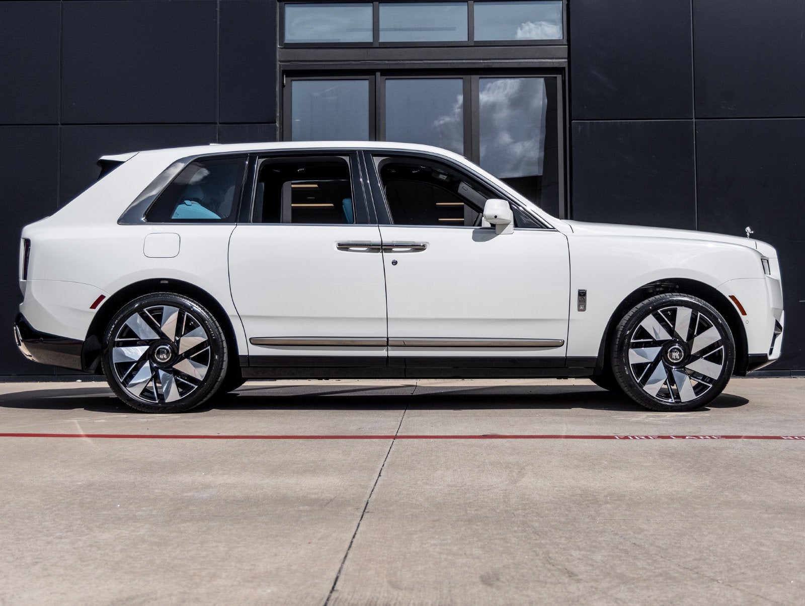 2027 Rolls-Royce Cullinan Base