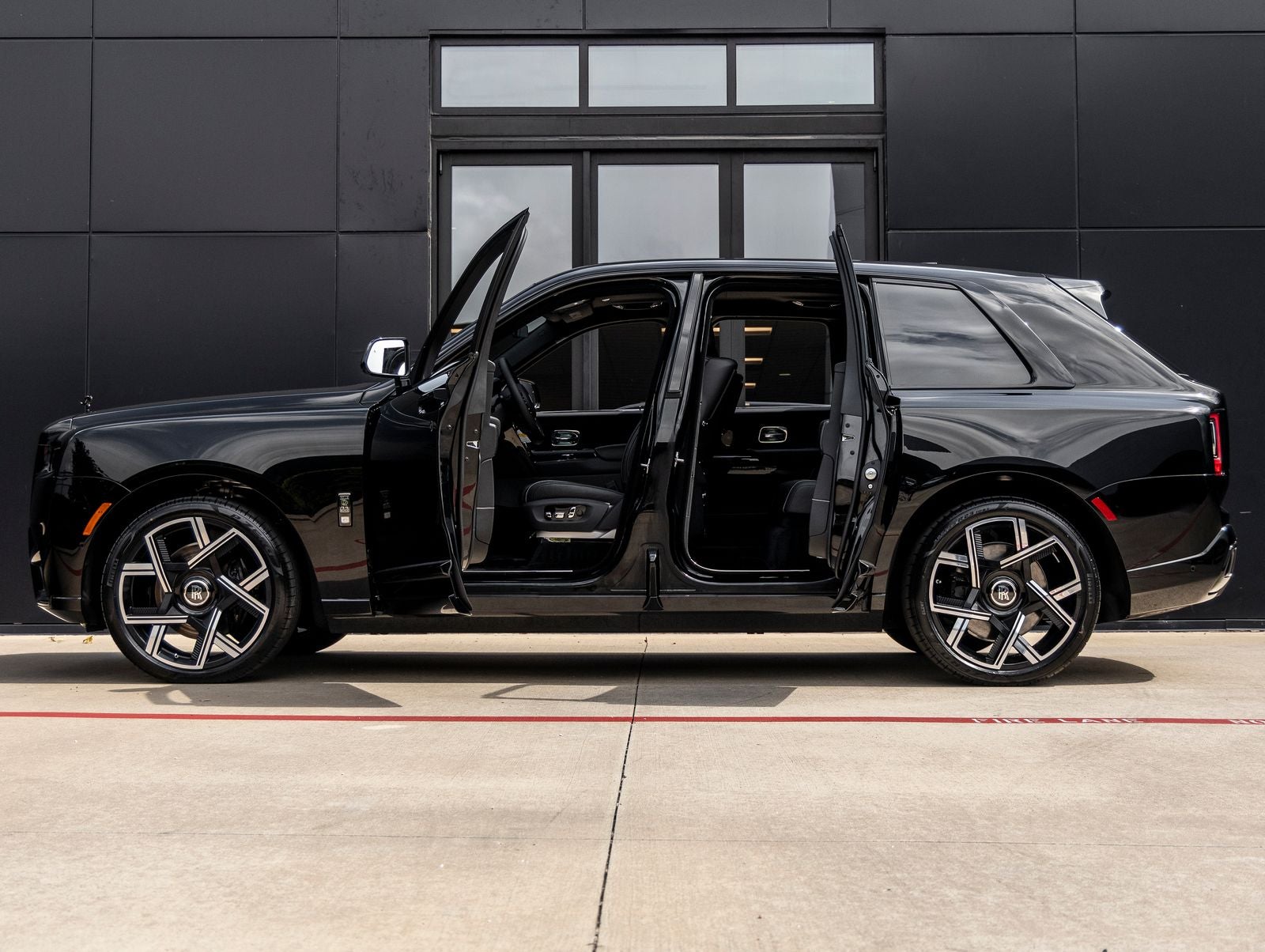 2027 Rolls-Royce Cullinan Black Badge