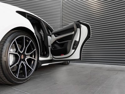 2026 Porsche Taycan Taycan Black Edition