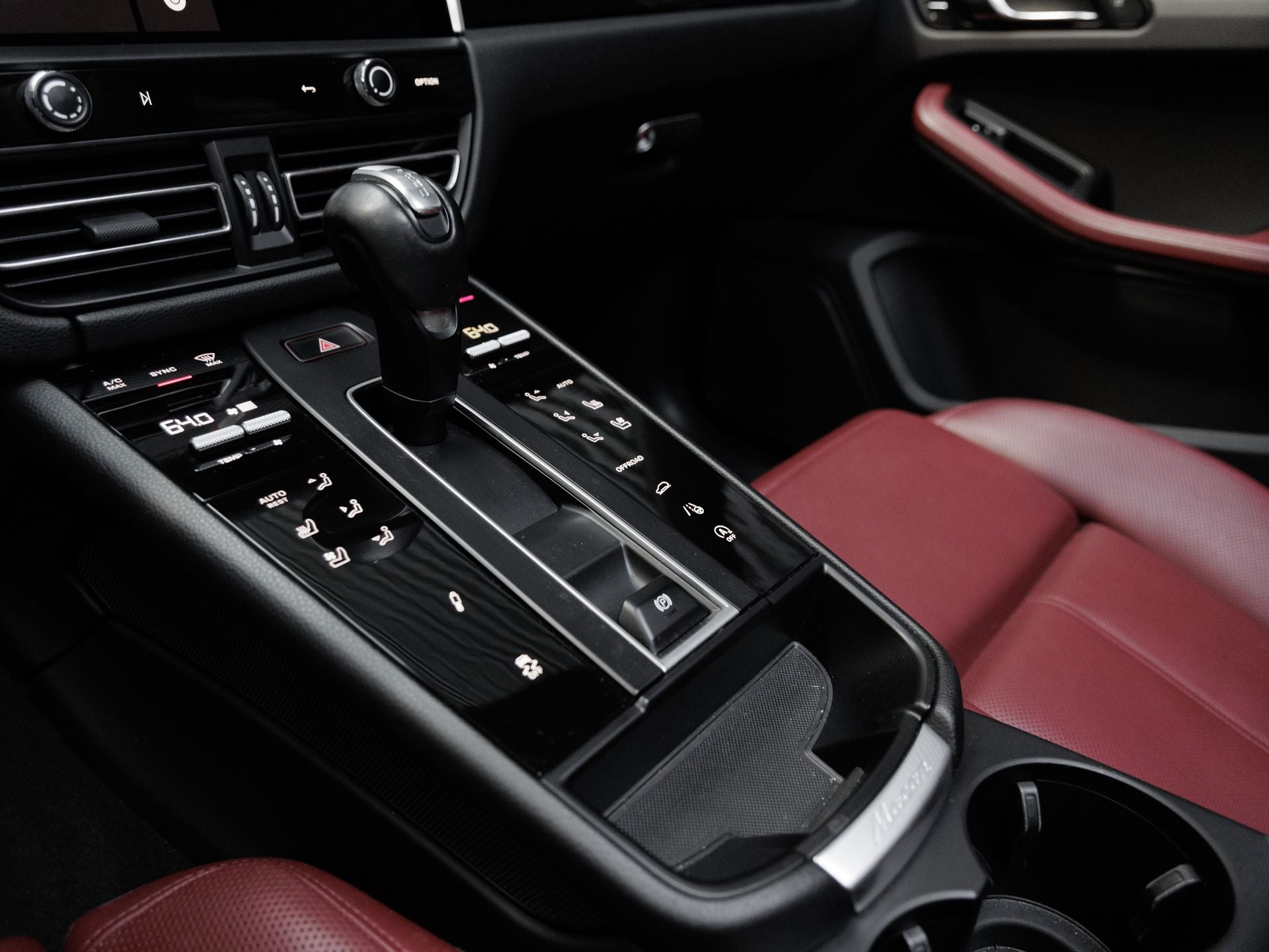 2023 Porsche Macan Macan T (MY23)