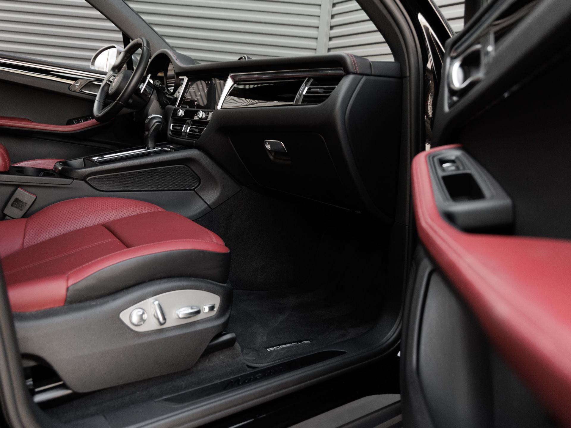 2023 Porsche Macan Macan T (MY23)