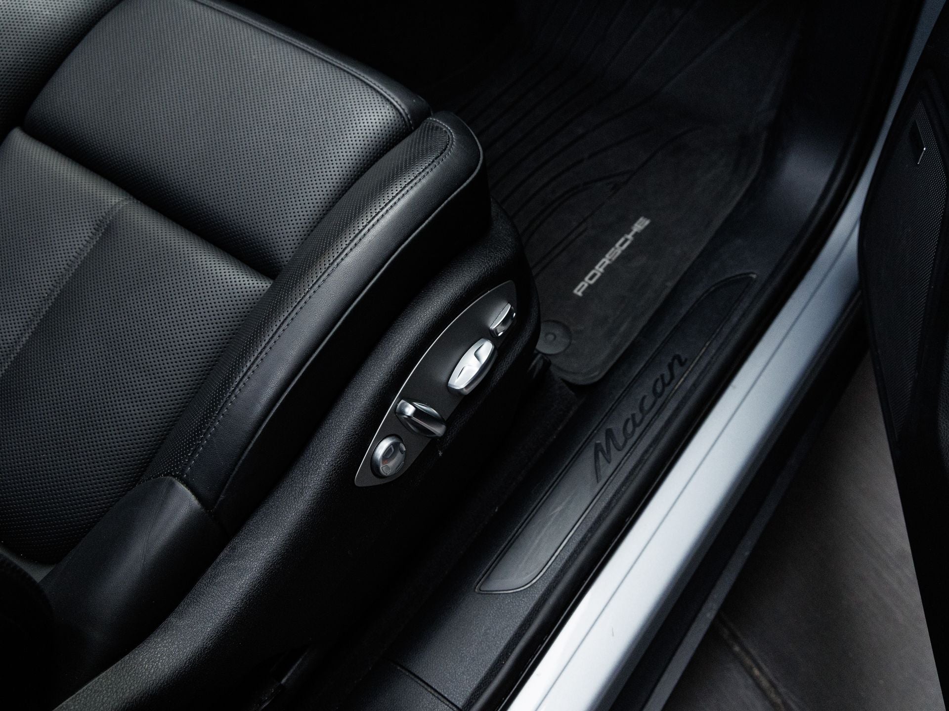 2025 Porsche Macan Base