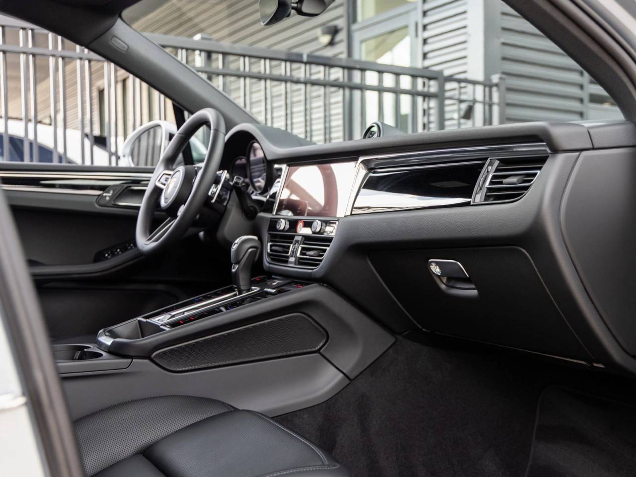 2025 Porsche Macan Base