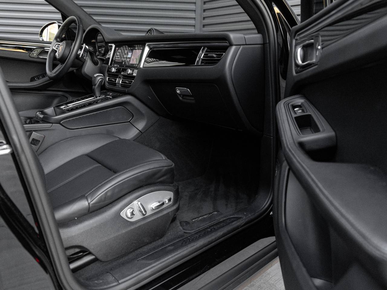 2022 Porsche Macan Base