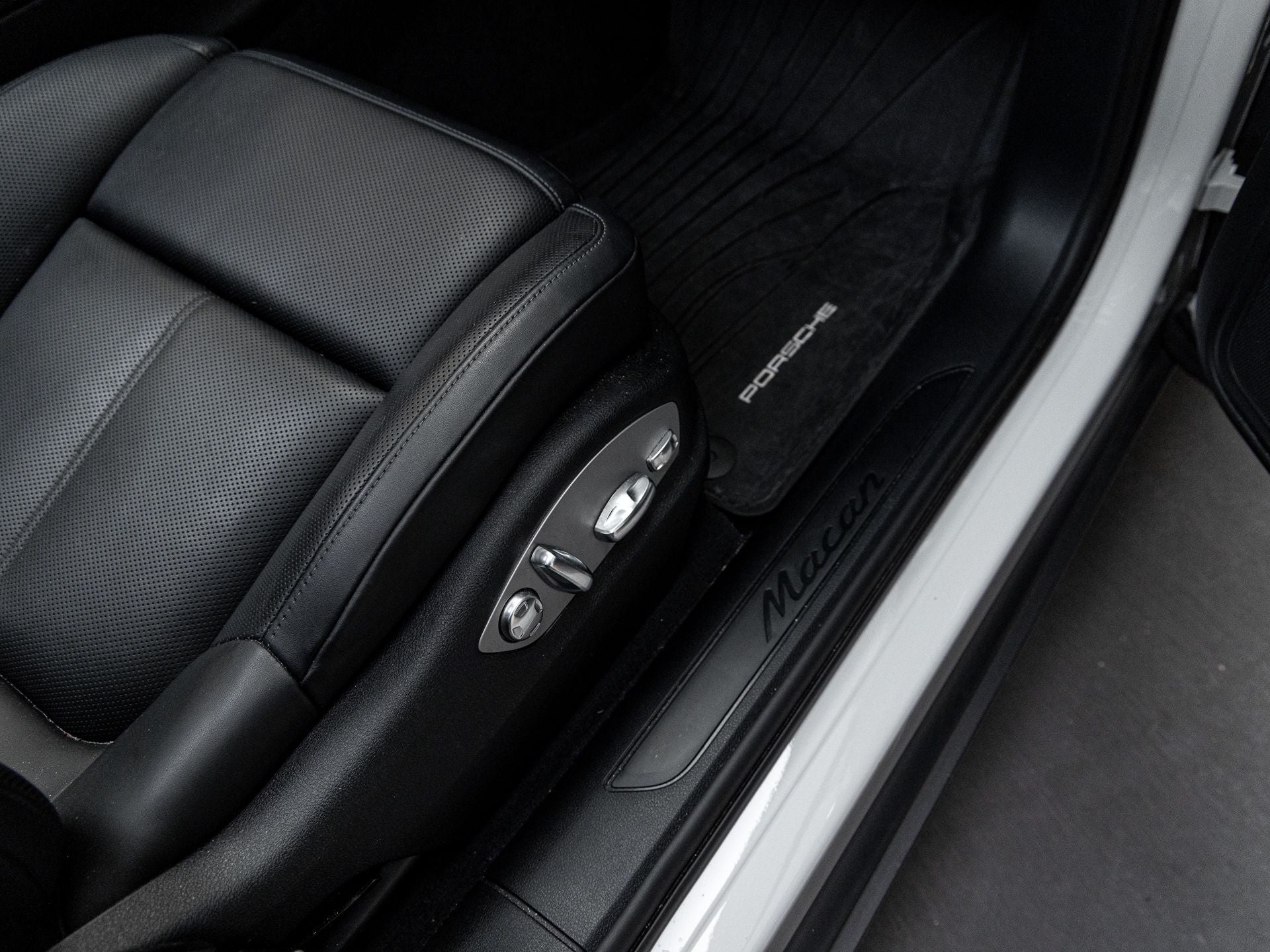 2025 Porsche Macan Base