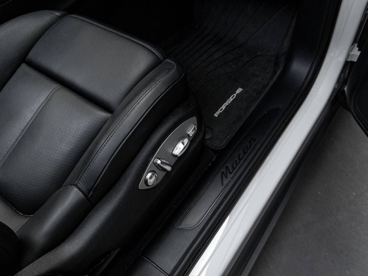 2025 Porsche Macan Base