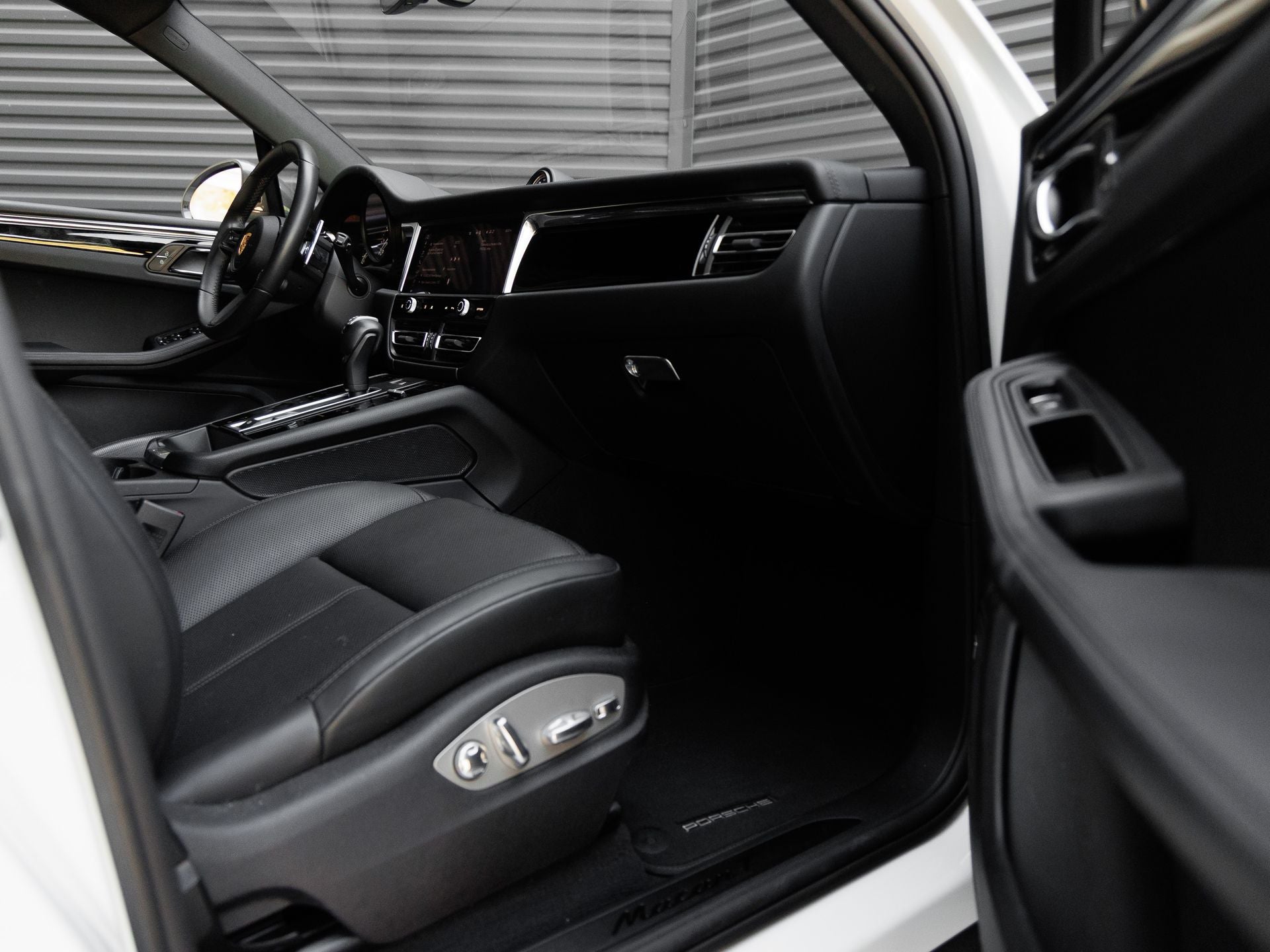 2025 Porsche Macan T