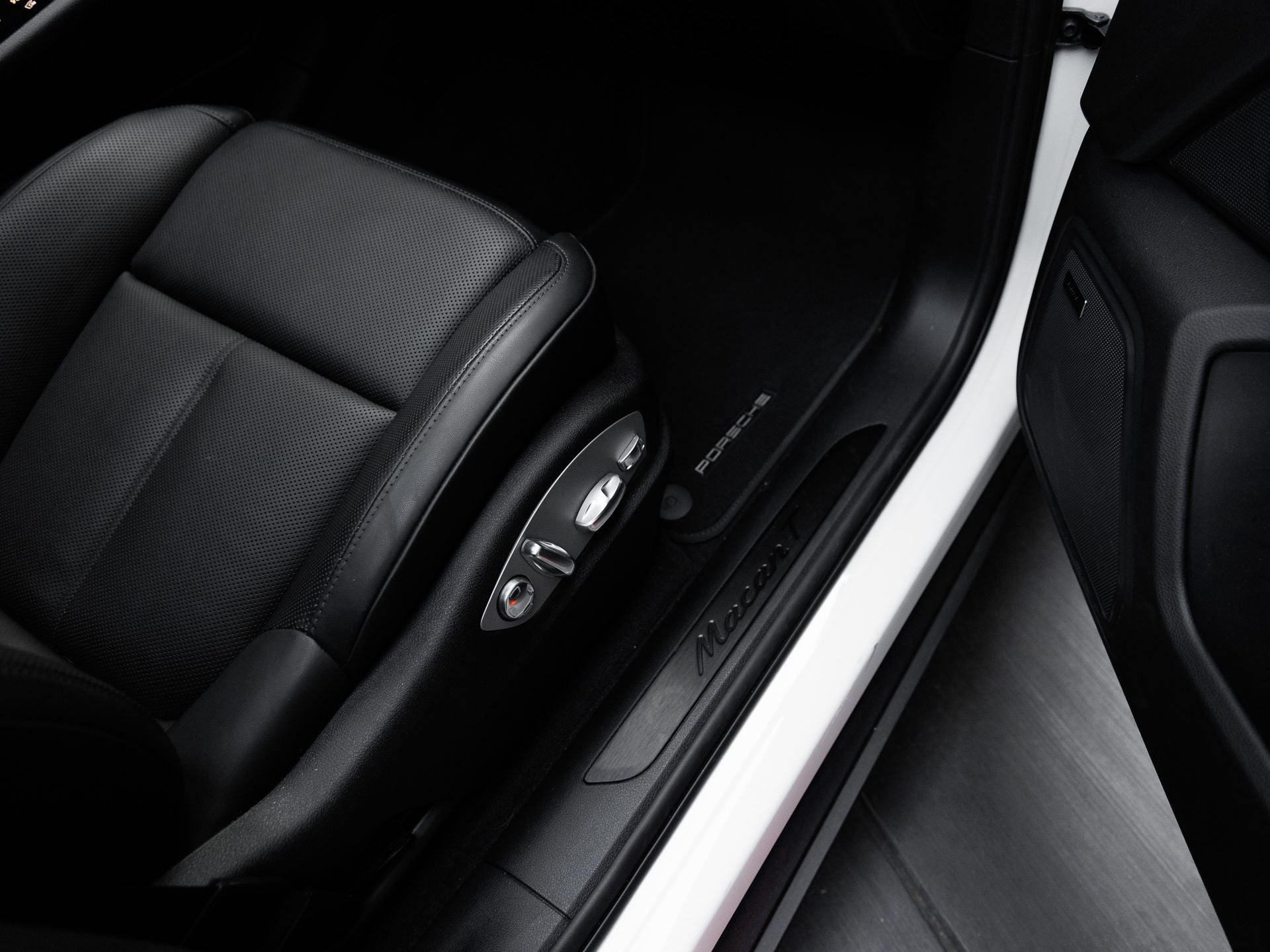 2025 Porsche Macan T