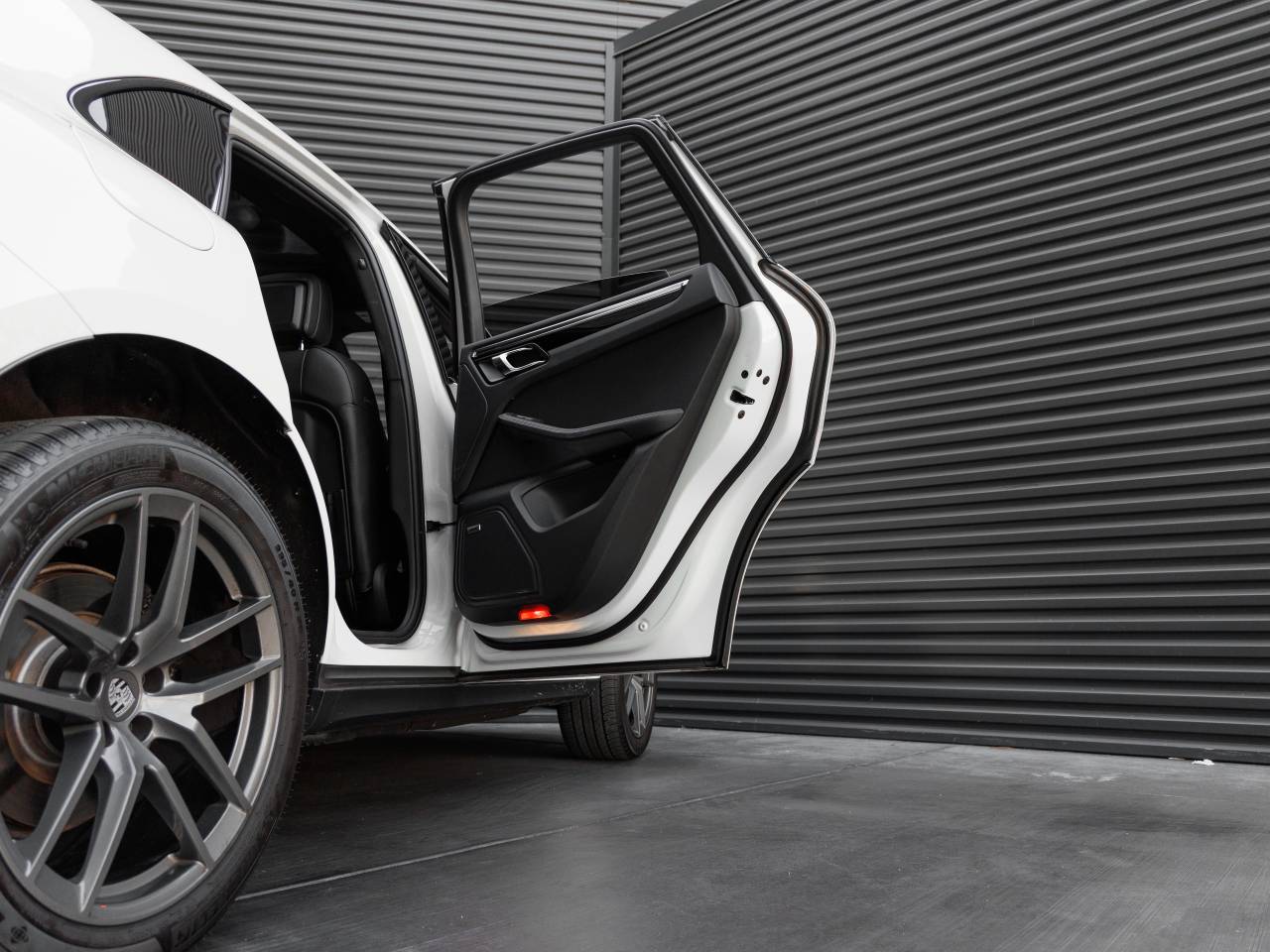 2025 Porsche Macan T