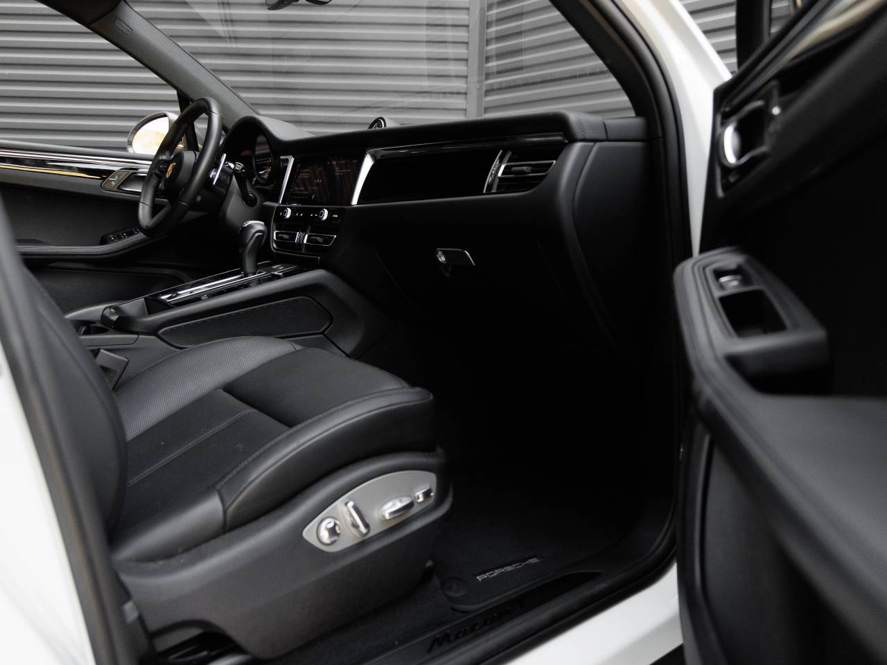 2025 Porsche Macan T