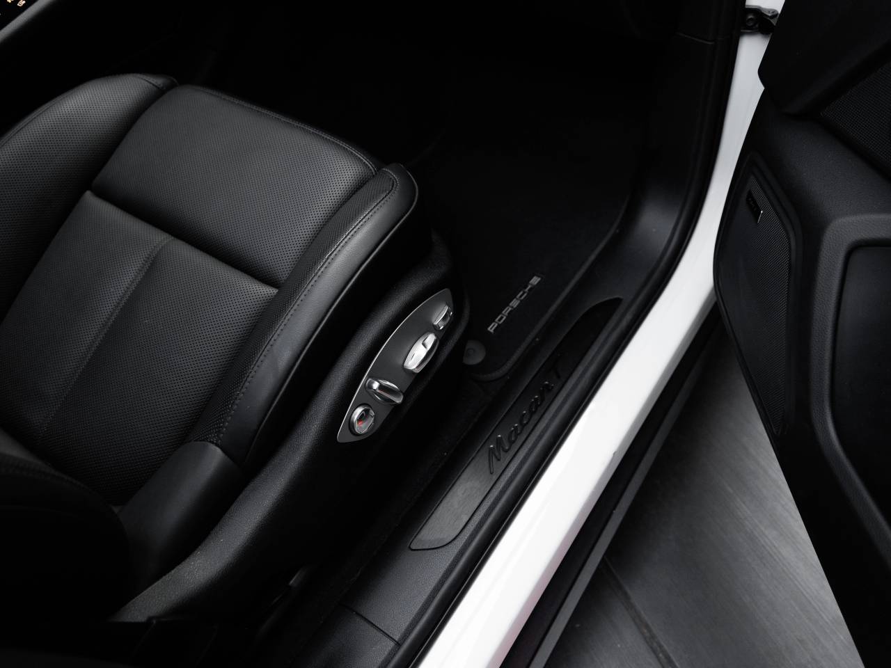 2025 Porsche Macan T