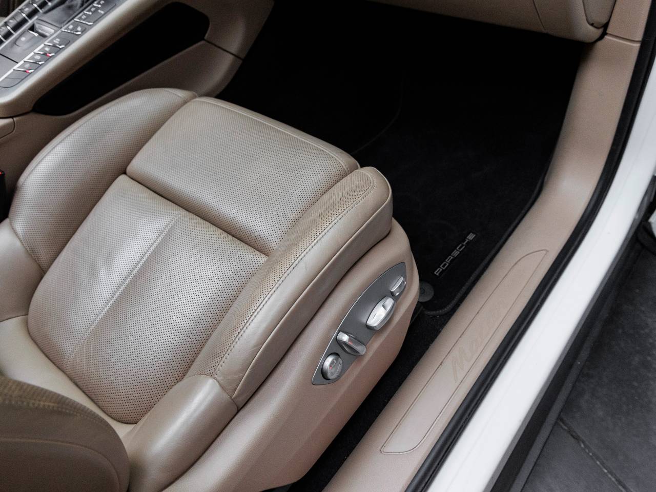 2018 Porsche Macan Macan Sport Edition