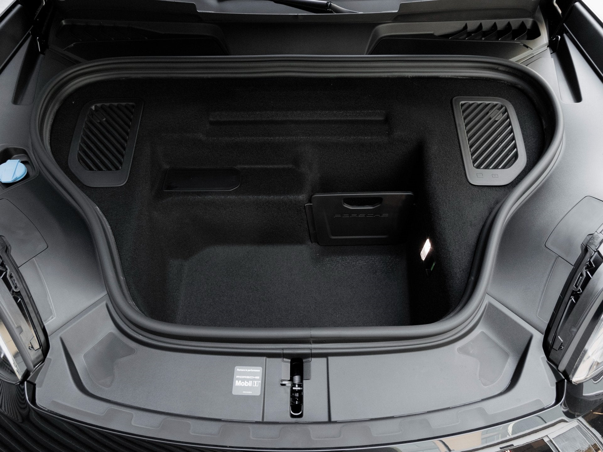 2025 Porsche Macan Macan Turbo Electric