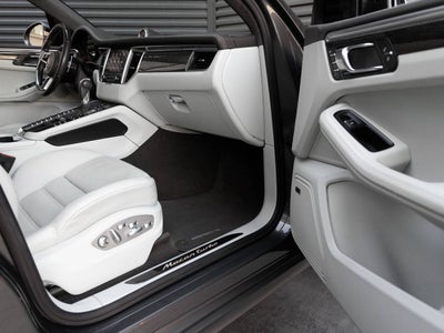 2017 Porsche Macan Macan Turbo