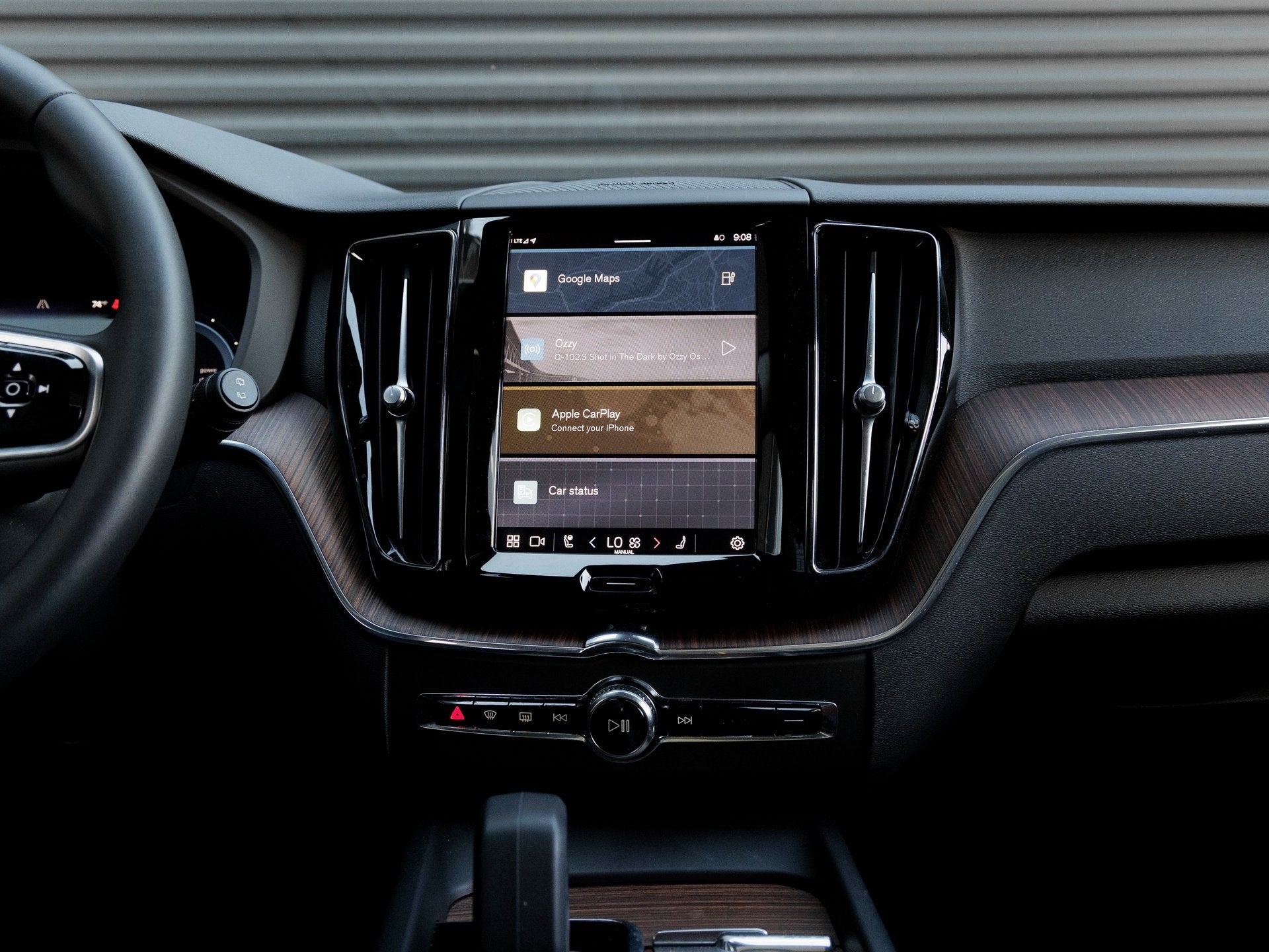 2024 Volvo XC60 Recharge Plug-In Hybrid T8 Plus Dark Theme