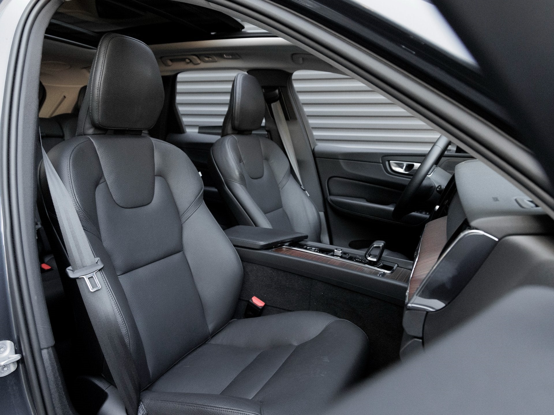 2024 Volvo XC60 Recharge Plug-In Hybrid T8 Plus Dark Theme