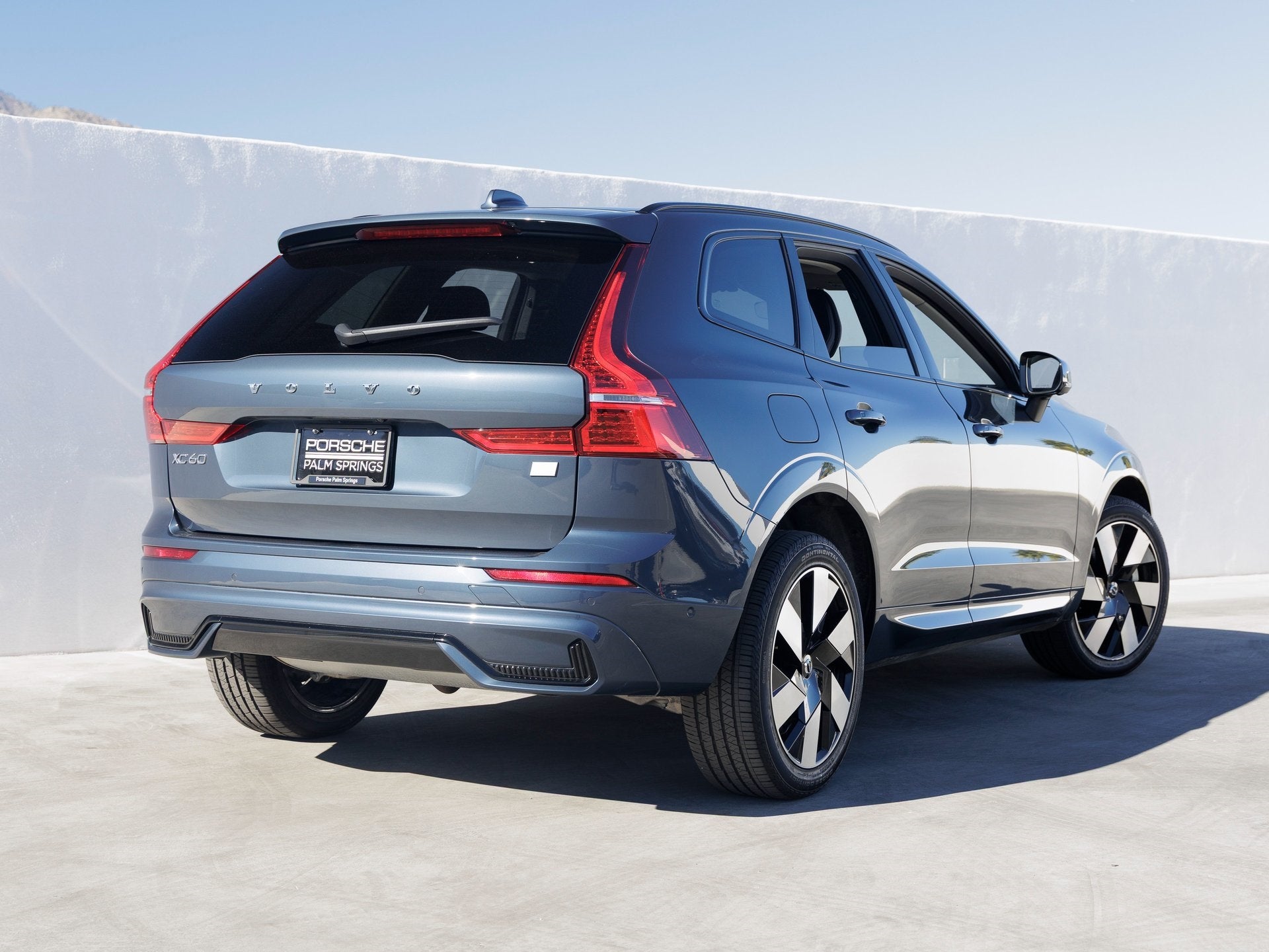 2024 Volvo XC60 Recharge Plug-In Hybrid T8 Plus Dark Theme