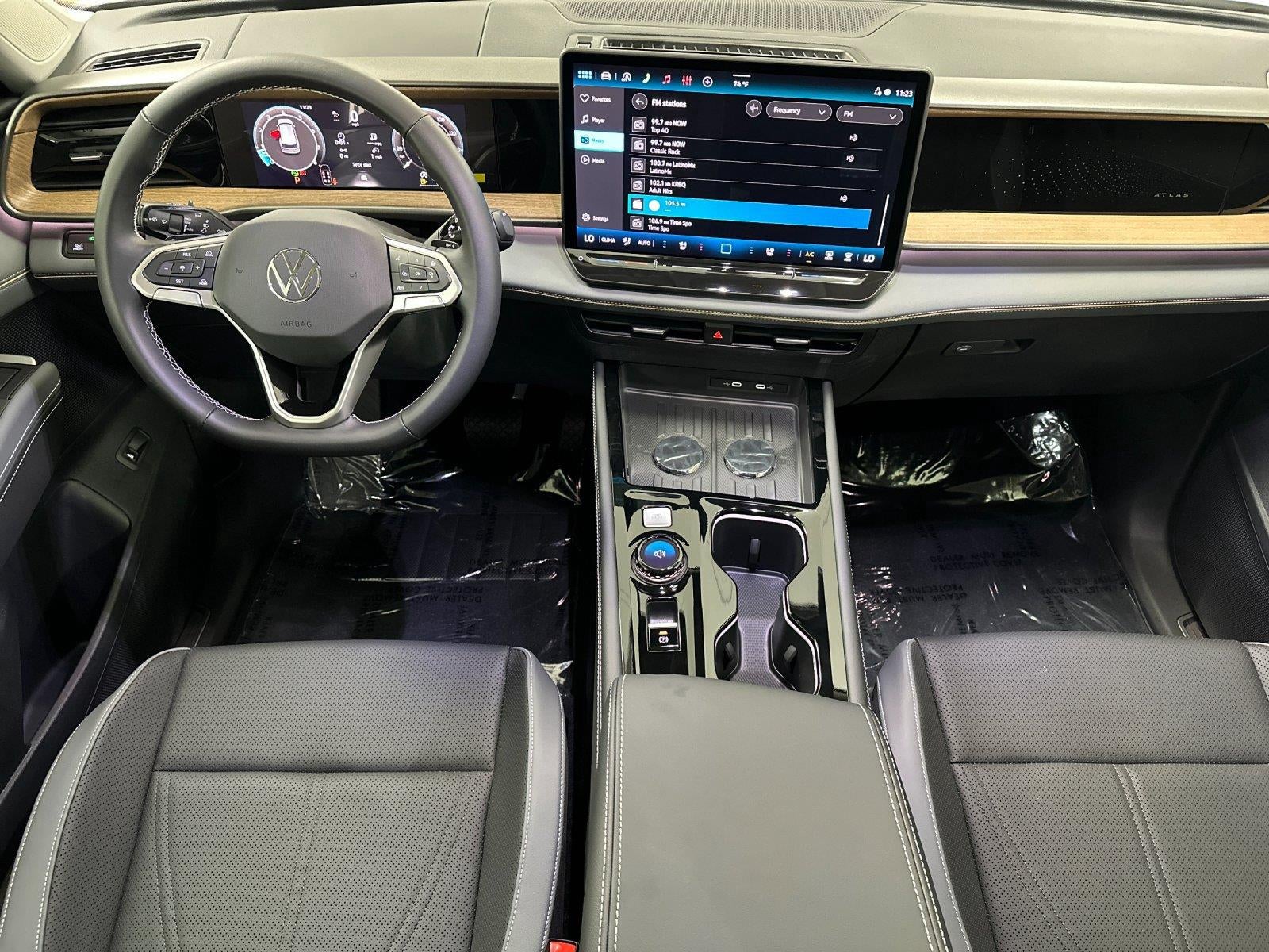 2027 Volkswagen Atlas SE w/Technology