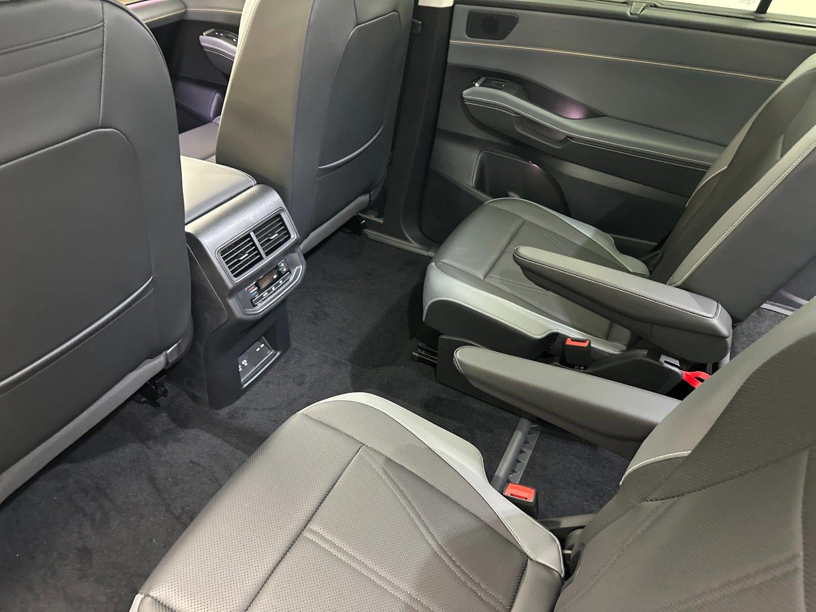 2027 Volkswagen Atlas SE w/Technology