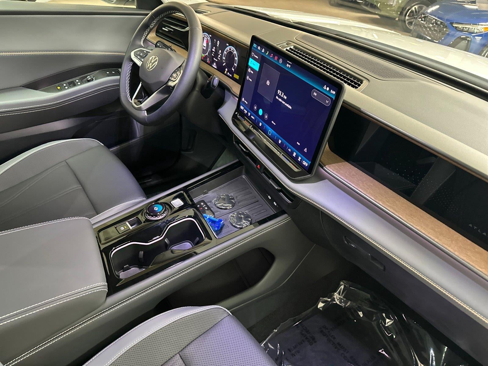 2027 Volkswagen Atlas SE w/Technology