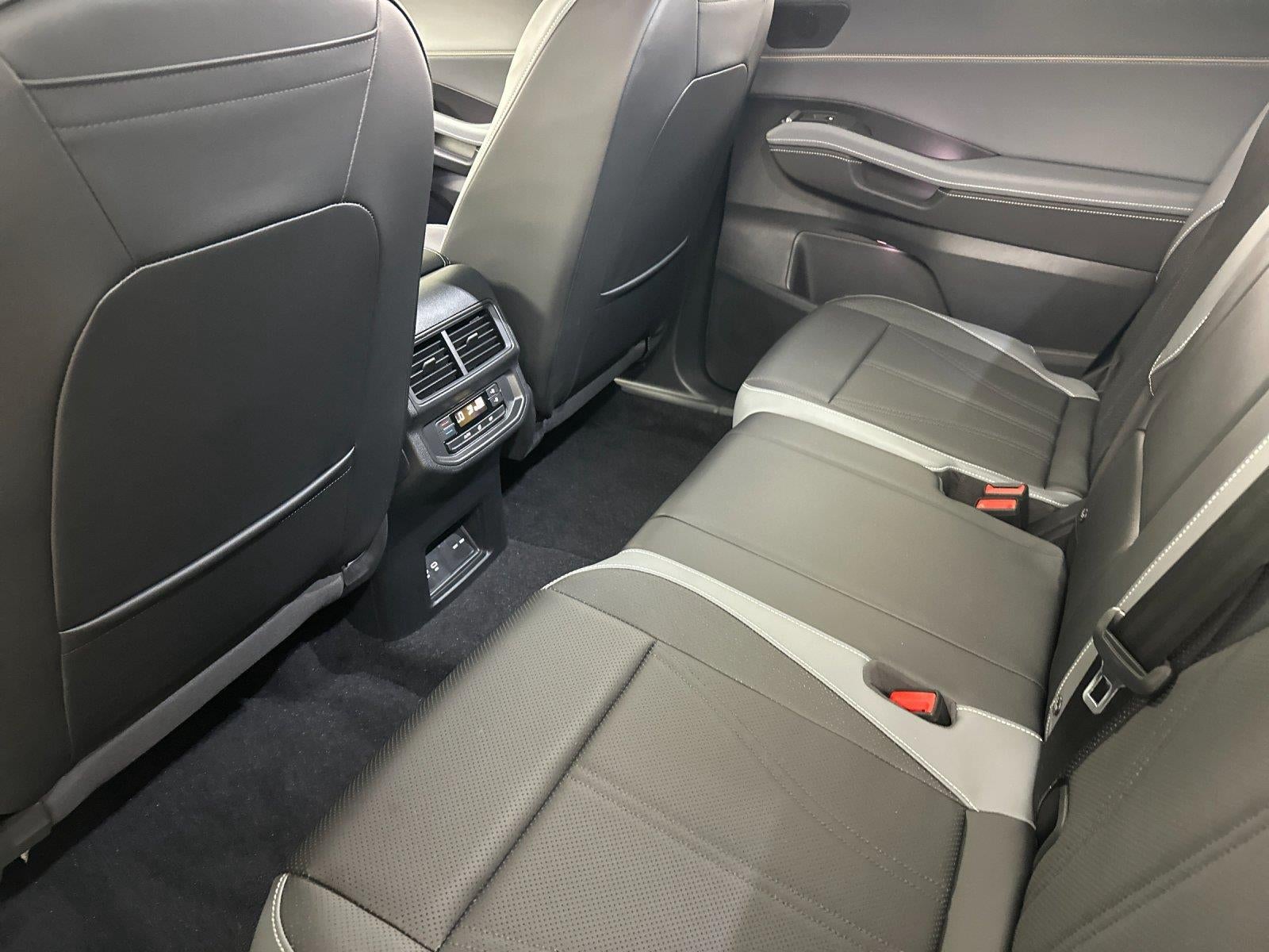 2027 Volkswagen Atlas SE w/Technology