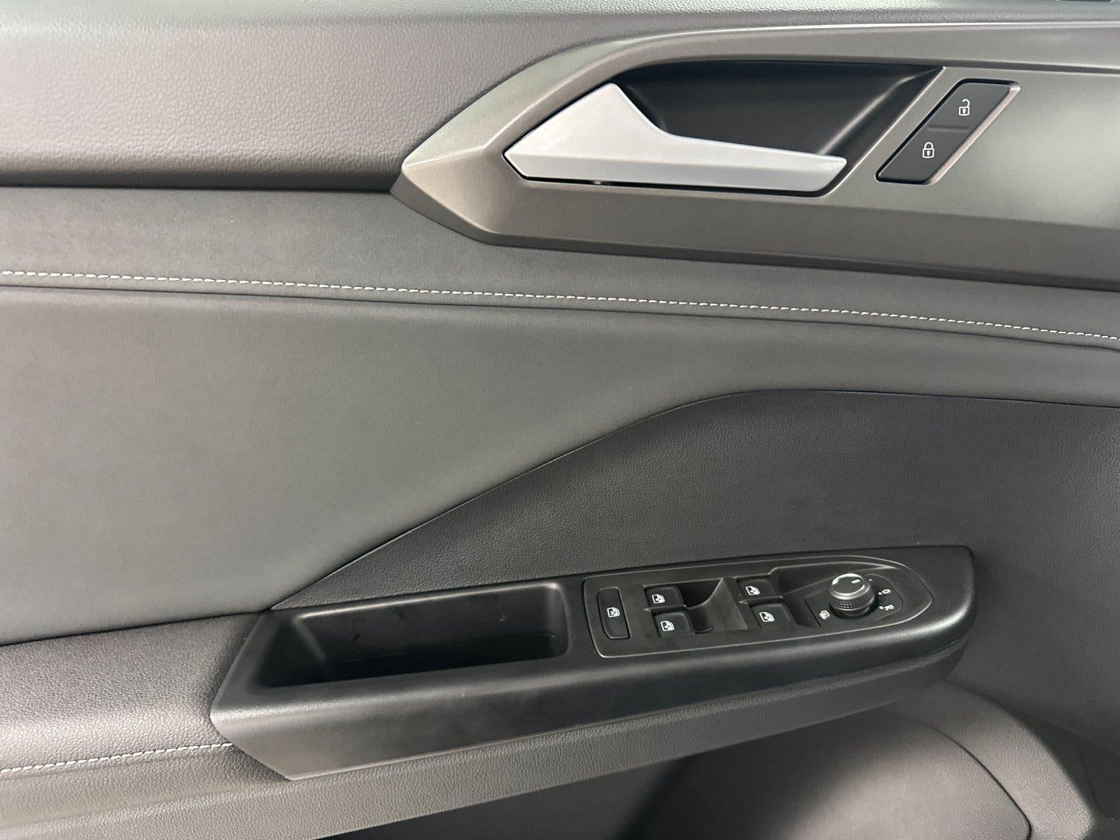2025 Volkswagen Taos SE Black