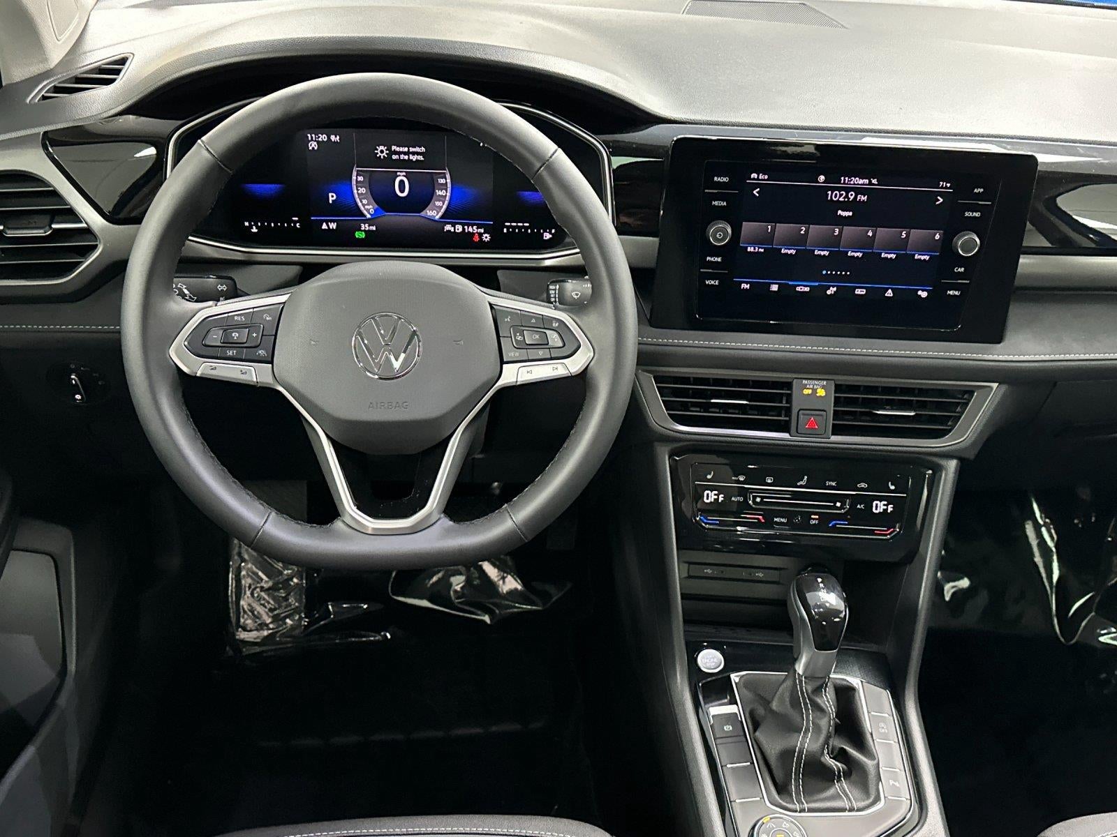 2025 Volkswagen Taos SE Black