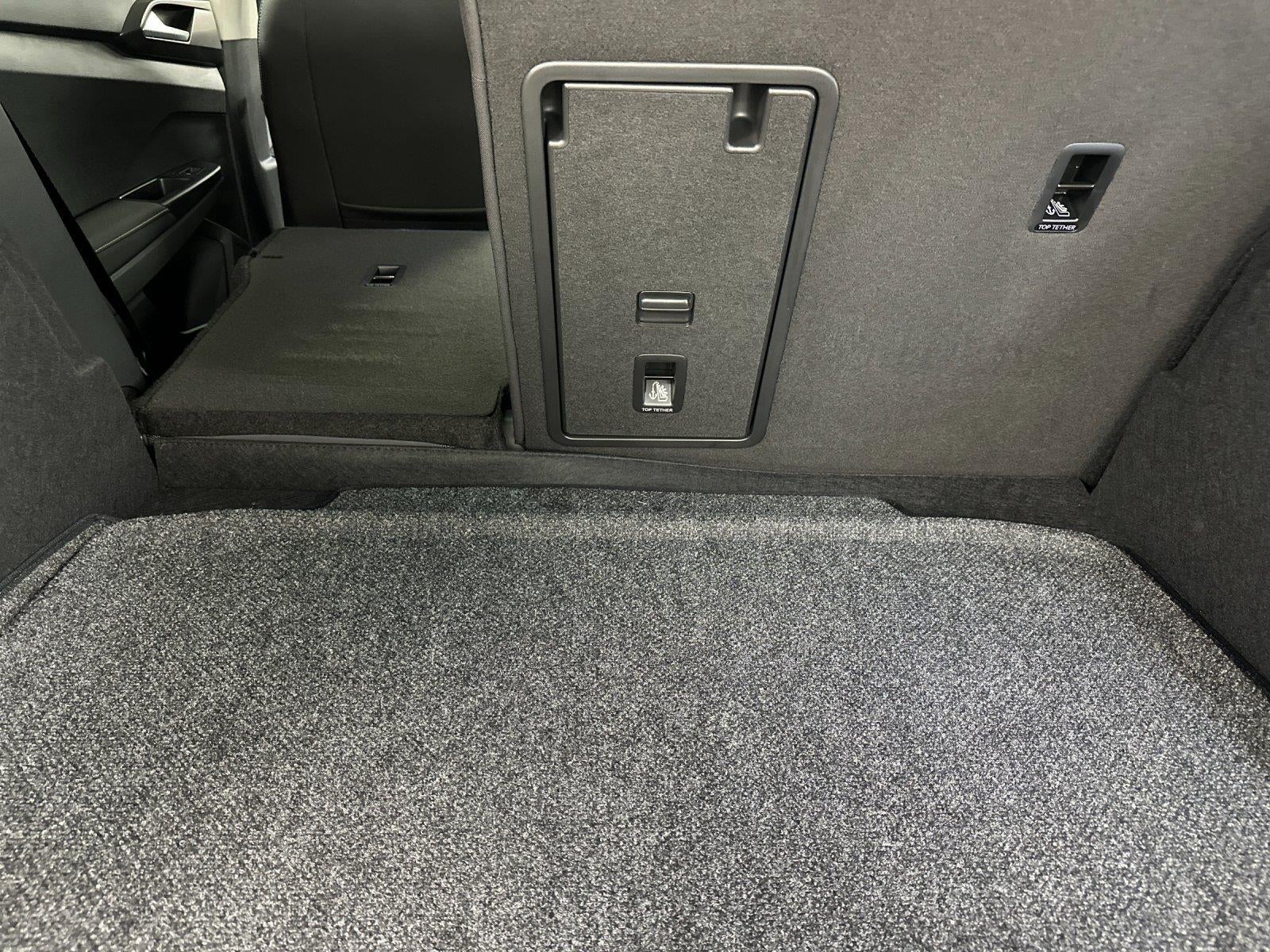 2025 Volkswagen Taos SE Black