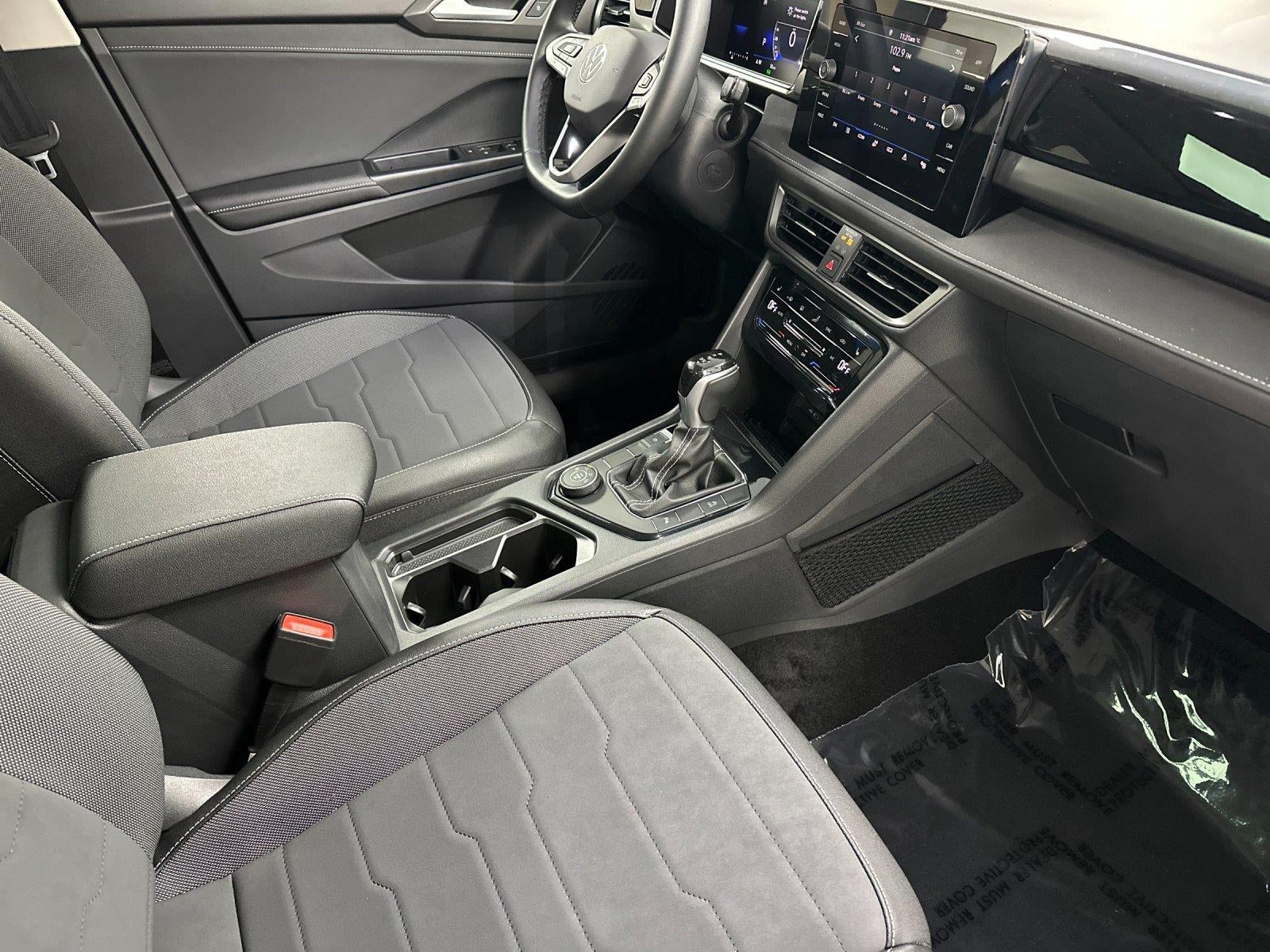 2025 Volkswagen Taos SE Black