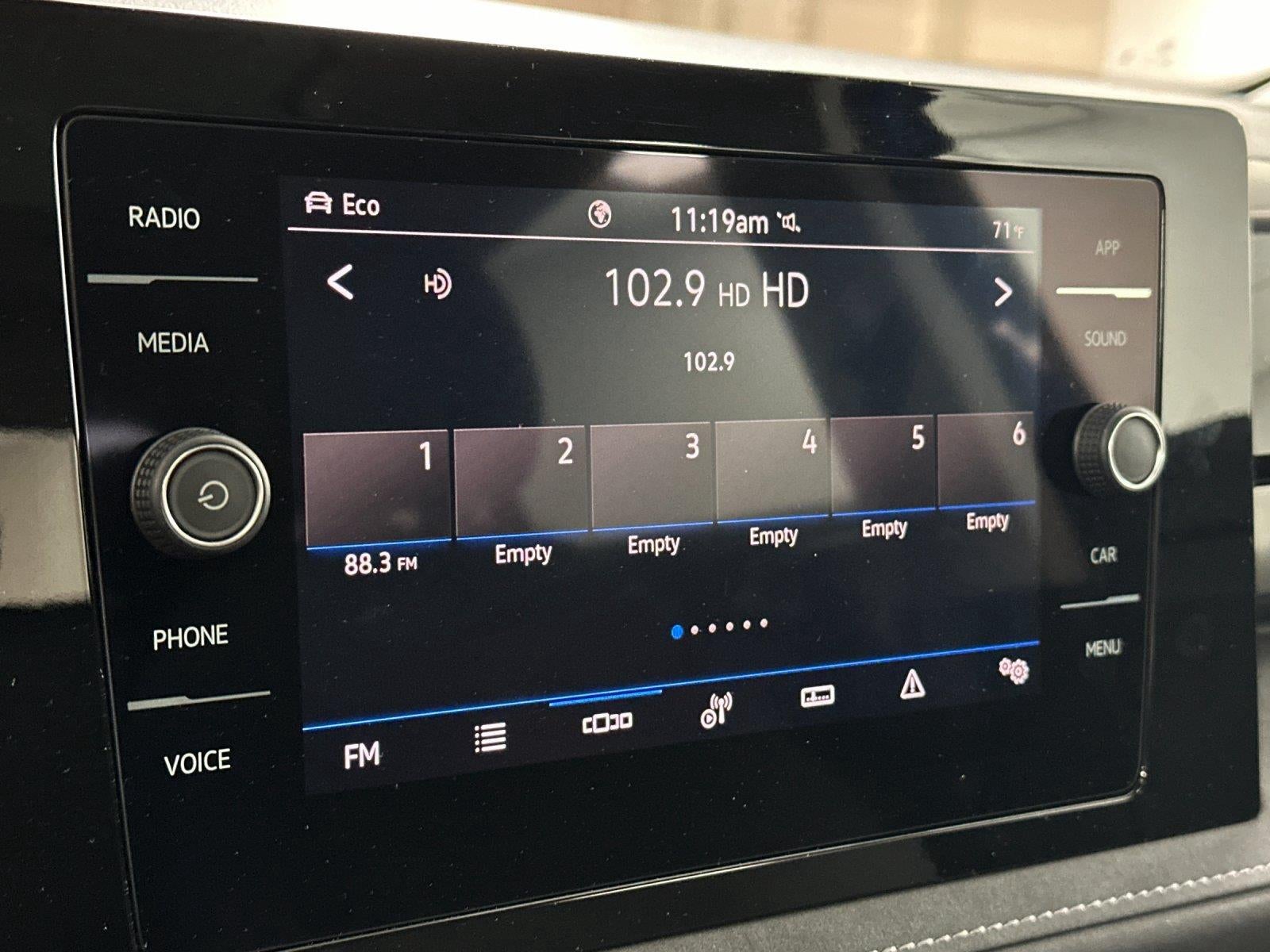 2025 Volkswagen Taos SE Black