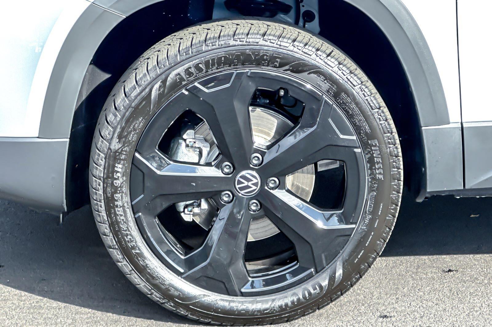 2026 Volkswagen Taos SE Black