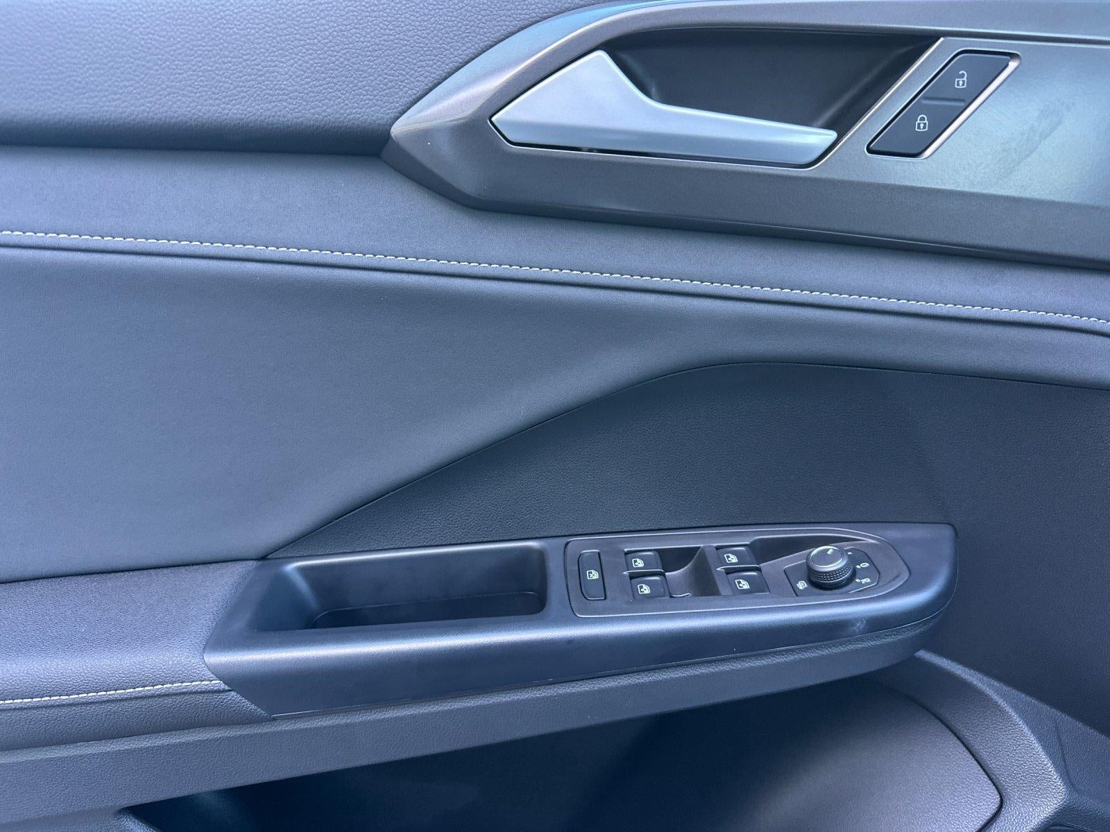 2025 Volkswagen Taos SE Black