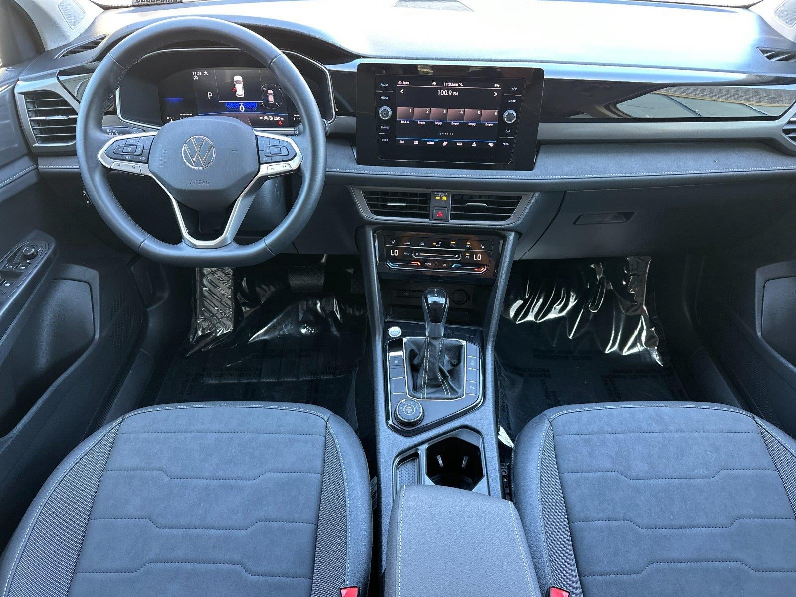2025 Volkswagen Taos SE Black