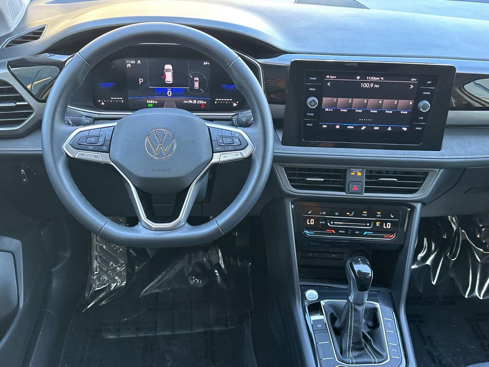 2025 Volkswagen Taos SE Black