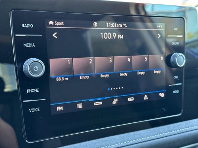 2025 Volkswagen Taos SE Black