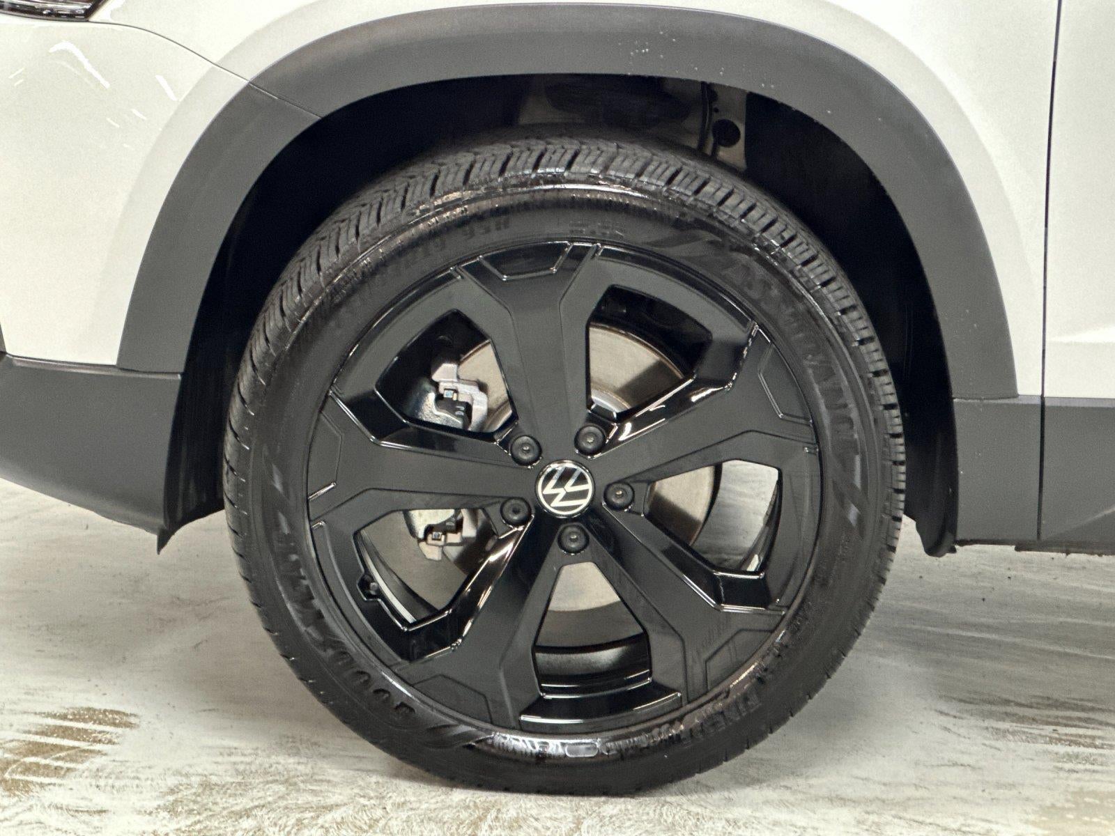 2025 Volkswagen Taos SE Black