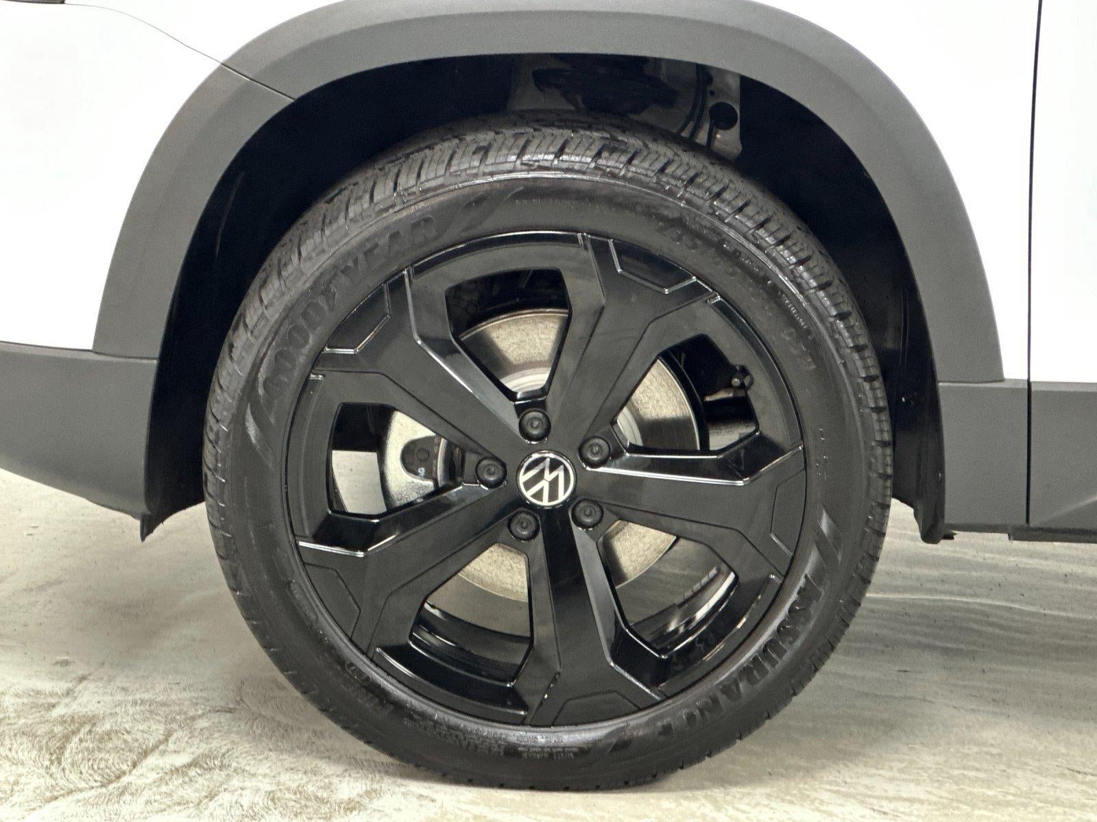 2026 Volkswagen Taos SE Black