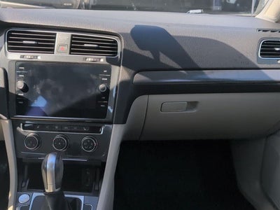 2018 Volkswagen Golf SE