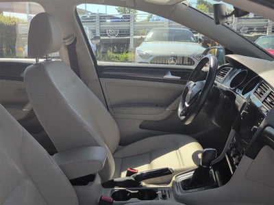 2018 Volkswagen Golf SE