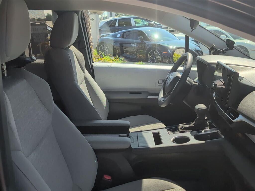 2025 Toyota Sienna LE 8-Passenger