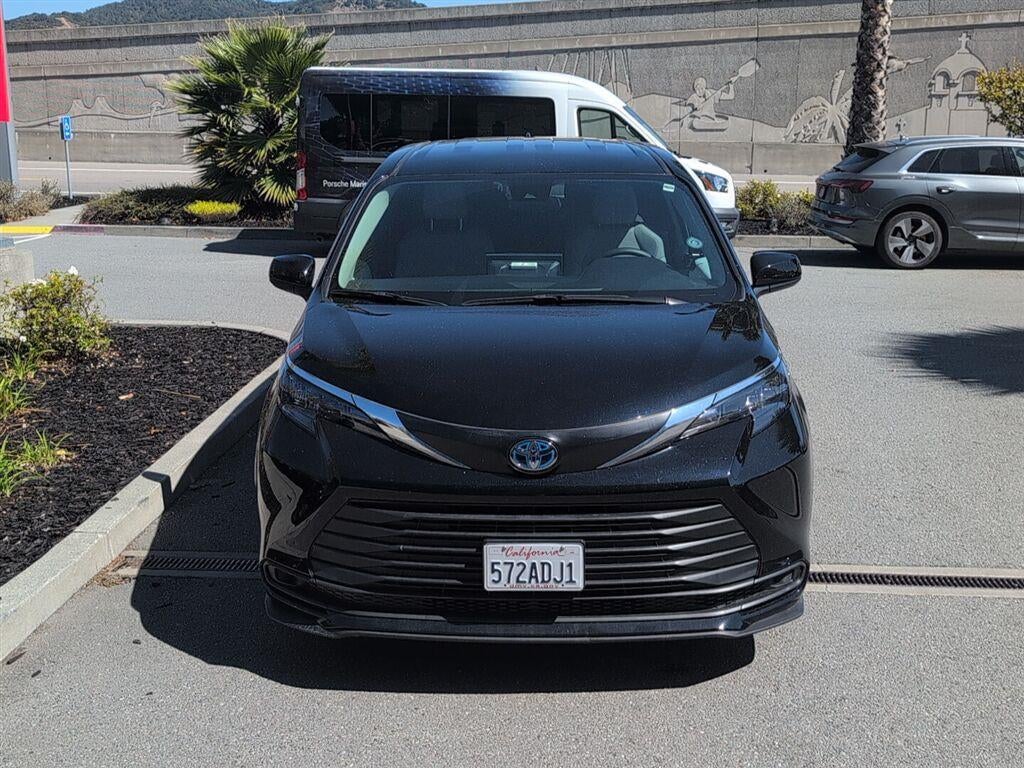 2025 Toyota Sienna LE 8-Passenger